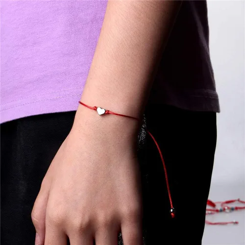Vista 3 de Pulsera de cuerda hecho a mano para mujeres, hombres, niñas o niños, diseño simple y ajustable, negro o rojo, joyería minimalista con dije