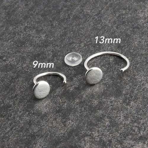 Vista 2 de Aretes de medio aro con piedra de nacimiento en oro para mujer, pequeño pendiente de cartílago, pendiente hipoalergénico, perno de rosca trasera