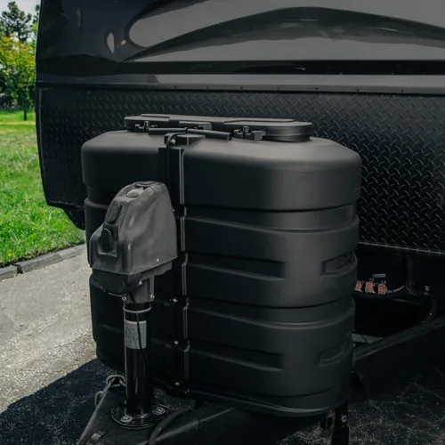 Vista 2 de Camco Cubierta de tanque de propano doble para autocaravana/RV - Cuenta con panel superior con bisagras y diseño moldeado personalizado - Se adapta