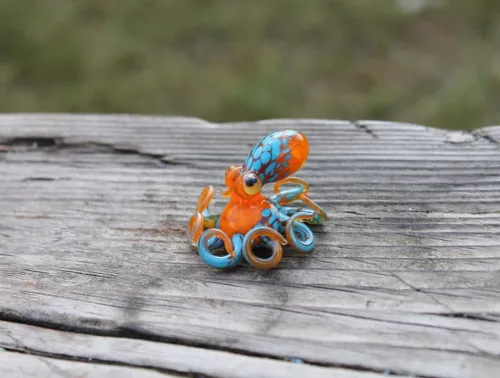 Vista 5 de Mini figura de pulpo de vidrio soplado – Criatura marina naranja y azul hecha a mano – Decoración de animales del océano costero – Escultura náutica