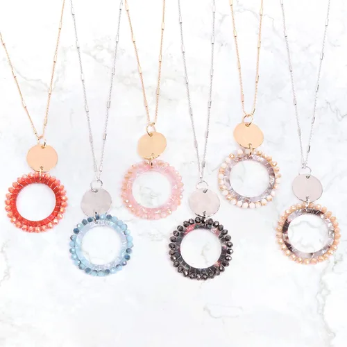 Vista 4 de RIAH FASHION Collar largo con colgante redondo de cuentas bohemias, cristal brillante, colgante circular de disco solar trenzado de madera