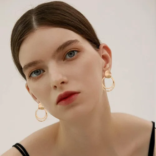 Vista 3 de Aretes grandes de plata de oro mate con clip para mujer