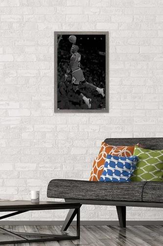Vista 2 de Trends International Michael Jordan - Póster de pared en blanco y negro, 14.725 x 22.375 pulgadas, versión enmarcada de madera de granero
