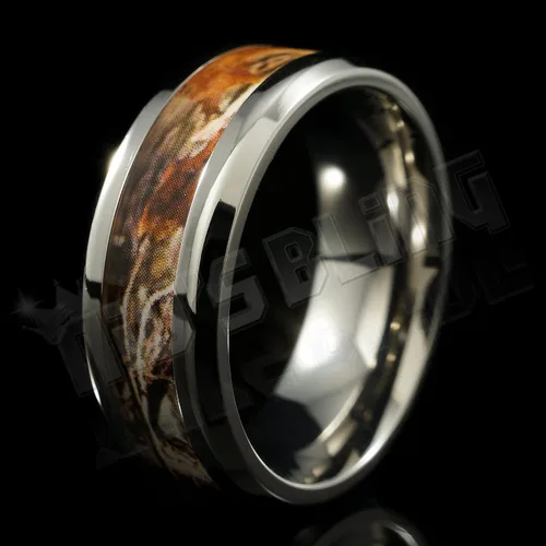 Vista 2 de Niv's Bluing, anillo de boda de titanio con incrustaciones de camuflaje de 0.315in