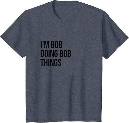 Vista 84 de Camiseta con texto en inglés "I'm Bob Doing Bob Things" Asfalto