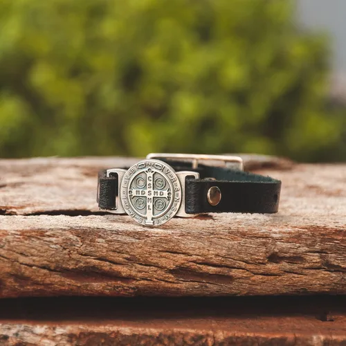 Vista 5 de Intercession Pulsera de protección de cuero genuino de San Benito - Hecho en Brasil