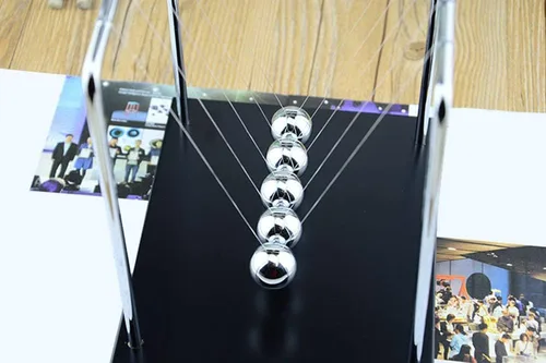 Vista 5 de MansWill Newton's Cradle, bola de equilibrio para decoración de escritorio, base de madera, bola oscilante de ciencia, rompecabezas de juguete