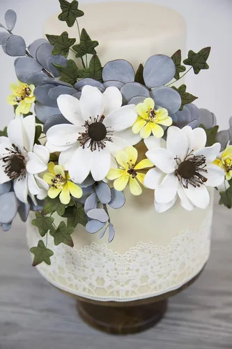 Vista 2 de Global Sugar Art Flores de pastel de azúcar con ramas de eucalipto, color gris, 5 unidades por el chef Alan Tetreault
