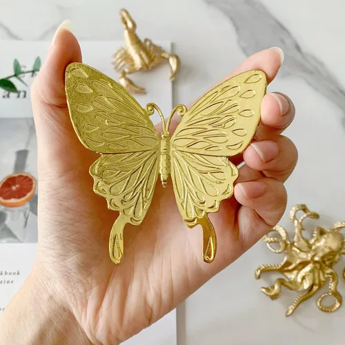 Vista 3 de Mini figura de mariposa dorada, adorno de animal de metal sólido, mini escultura de mariposa para decoración de escritorio en casa, oficina, jardín