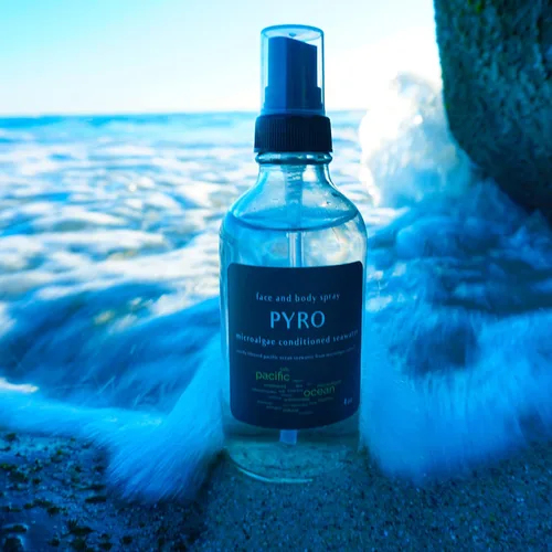 Vista 4 de PyroFarms PYRO AlgaeGlow Spray - Una niebla revitalizante para rostro y cuerpo impulsada por microalgas Powered by Microalgae, Revitalizing