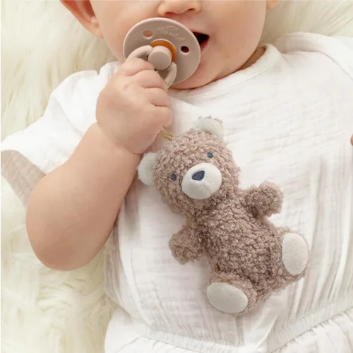 Vista 3 de Itzy Ritzy Juego de Chupete y Lovey - Chupete de goma natural con lovey de animal de peluche - Soporte de chupete de oso de peluche desmontable