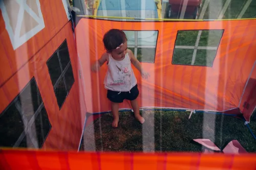 Vista 14 de Pacific Play Tents 60810 Barnyard Playhouse Carpa, 48 x 38 x 48 pulgadas, Multi