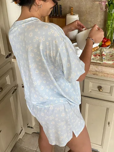 Vista 3 de Seyurigaoka Conjunto de pijama floral de 2 piezas para mujer, camiseta de manga corta de gran tamaño, pantalones cortos con abertura lateral