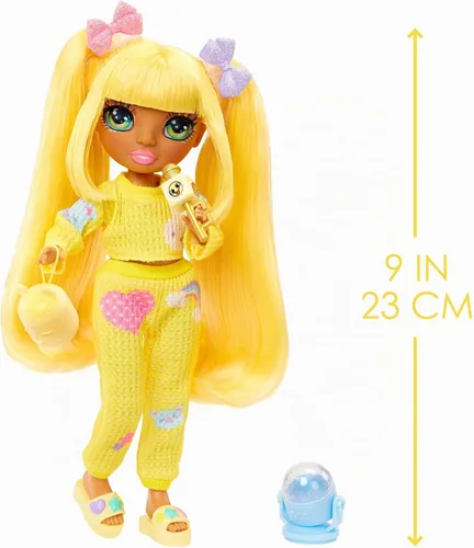 Vista 3 de Rainbow High Jr High PJ Party - Sunny, Muñeca de moda rubia posable amarilla de 9" con enterizo suave, pantuflas, accesorios de juego divertidos