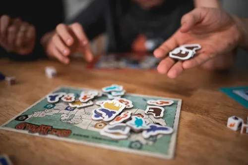 Vista 2 de USAOPOLY National Parks Get Wild Juego de dados de rodamiento rápido con ubicaciones icónicas de parques nacionales Gran juego para niños