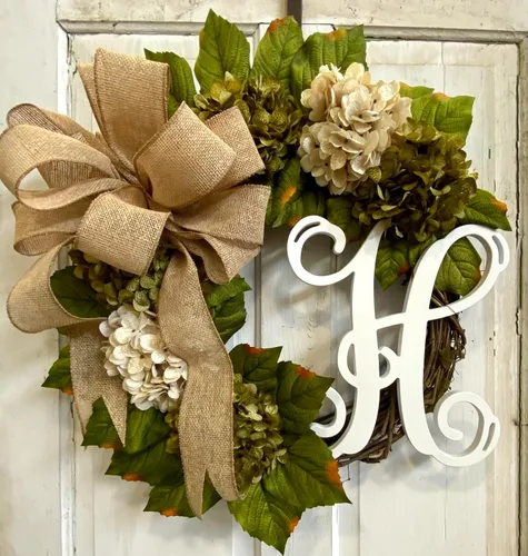 Vista 2 de Hortensia - Corona de puerta delantera con monograma inicial con lazo y crema y hortensias verdes musgo sobre base de vid, hecha a mano