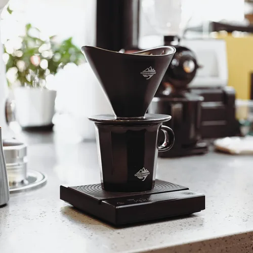 Vista 2 de Juego de cafetera, gotero de café de cerámica negra con filtro de papel V60, taza de café aerodinámica de cerámica negra para cafetería, restaurante