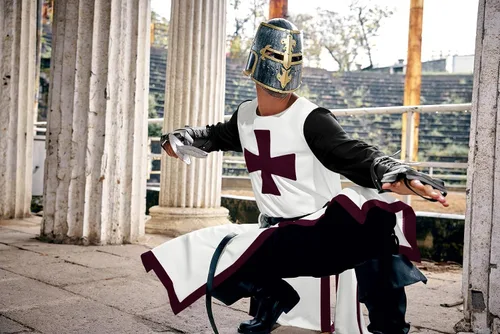 Vista 4 de Ryannology Disfraz de cruzado medieval para hombre, templario, renacentista, caballero guerrero, túnica retro para Halloween, cosplay, top con cruz