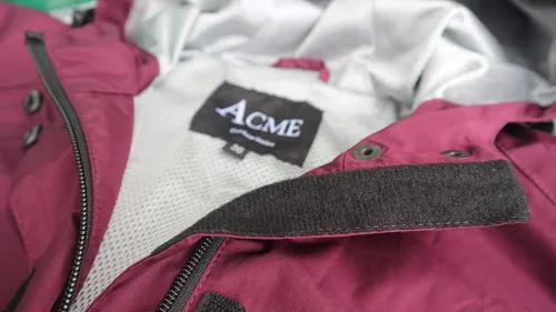 Vista 3 de Acme Projects Chaqueta impermeable 100% impermeable, transpirable, con costuras selladas, 393.701in105.82oz, cremalleras YKK, Burgundy, 38