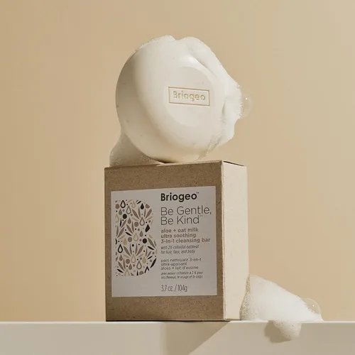 Vista 7 de Briogeo Be Gentle, Be Kind Aloe + Oat Milk Barra de limpieza ultra calmante 3 en 1 Champú sólido, acondicionador y gel de baño para piel sensible