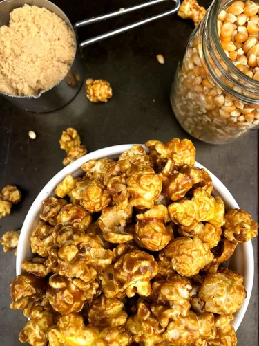 Vista 6 de Signature Popcorn, Cubo de regalo de agradecimiento de 1 galón, palomitas de maíz, recipiente de plástico reutilizable, aperitivo gourmet, sin