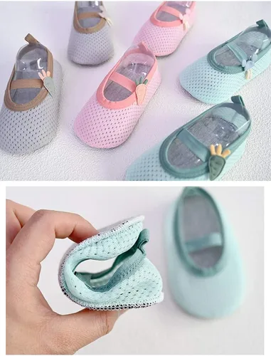 Vista 3 de Calcetines antideslizantes para el suelo para bebés, calcetines y zapatos antideslizantes de dibujos animados para niños pequeños