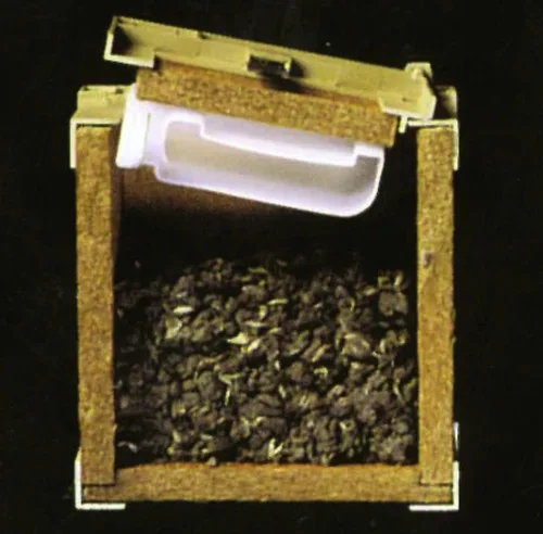 Vista 3 de Intruder CrawlerCrib Nightcrawler - Caja de cebo para gusanos, mantiene el cebo fresco, empaquetado con ropa de cama de gusanos Good N' Lively
