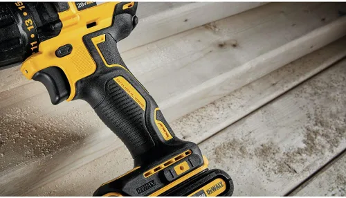 Vista 7 de DEWALT Kit de taladro/destornillador inalámbrico de 20 V MAX con batería y cargador incluidos (DCD777C2)