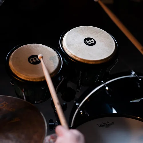 Vista 11 de Meinl Percussion HB100SNT-M bongós de madera natural de 6 3/4 y 8 pulgadas, Negro Bongos de carcasa sintética duradera profesional para adultos