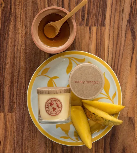 Vista 5 de ECO CANDLE CO. Vela reciclada, té negro y miel, 6 oz. - Aromas de té picante, nuez moscada, miel y naranja - 100% cera de soja, sin plomo, etiqueta