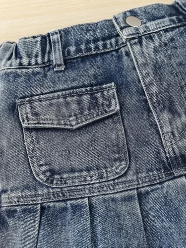 Vista 4 de Verdusa Minifalda plisada de mezclilla con cintura alta y bolsillo frontal para niña