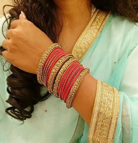 Vista 4 de Efulgenz Juego de pulseras indias oxidadas en tono dorado para mujer, pulseras bohemias con tachuelas de cristal, brazaletes de bola de metal