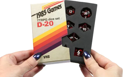 Vista 5 de 1985 Games Juego de dados D&D de borde afilado – Dados poliédricos de resina hechos a mano en caja retro VHS – 7 dados para TTRPG (Bola de Cristal)