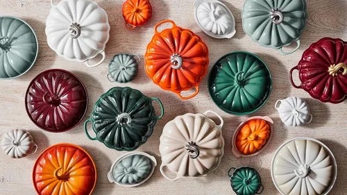 Vista 6 de Le Creuset Mini Cocotte de calabaza figurativa de gres, 12 oz., alcachofa