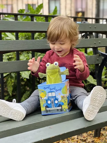 Vista 7 de YOTTOY Little Blue Truck Collection Little Blue Truck Jack-in-The-Box - Juguete de peluche infantil con música, 5.5 x 5.5 x 5.5 pulgadas