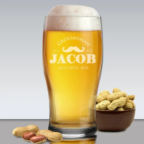 Vista 3 de The Wedding Party Store Taza de cerveza Pilsner grabada con monograma, vidrio para pub – Regalos personalizados para padrinos de boda – 20 oz