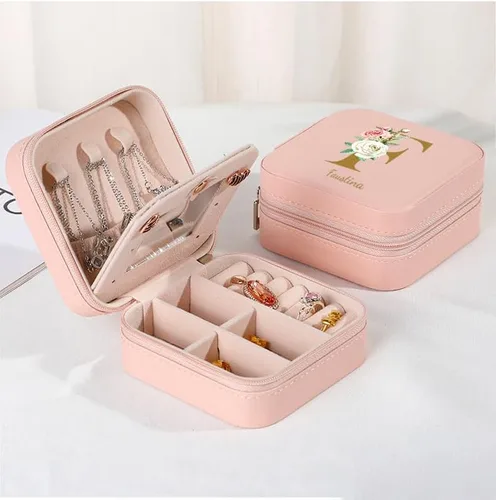 Vista 5 de Rainsar Joyero de viaje personalizado, caja organizadora de joyas de piel sintética, pequeña caja de joyería con nombre y flor de nacimiento