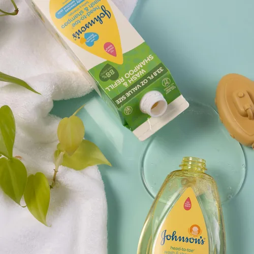 Vista 3 de Johnson's Baby Jabón y Champú Suave de la Cabeza a los Pies para Bebé, Sin Lágrimas y Hipoalergénico para Piel y Cabello Sensible del Recién Nacido