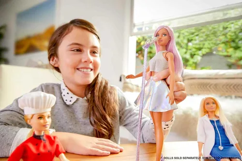 Vista 2 de Barbie Careers Muñeca de Moda y Accesorio, Estrella Pop con Cabello Rosa y Ojos Marrones Vistiendo Falda Iridiscente con Micrófono