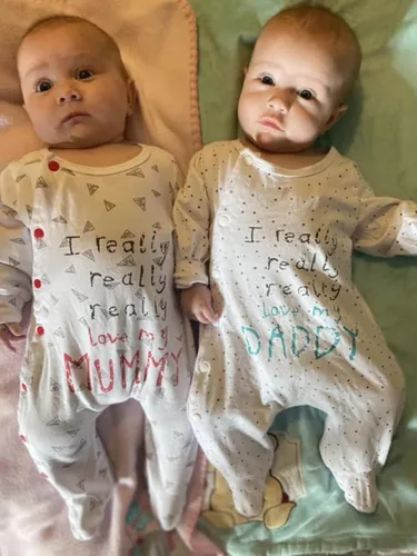 Vista 2 de KuKitty Mameluco con estampado de letras para bebés y niñas