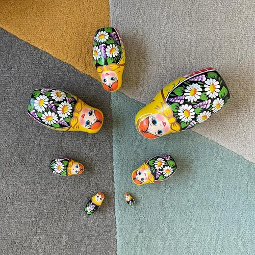 Vista 7 de AEVVV Juego de 7 muñecas rusas de Matryoshka - Muñecas rusas en vestido de Sarafan con manzanilla pintada a mano y flores lilas - Русские Матрески
