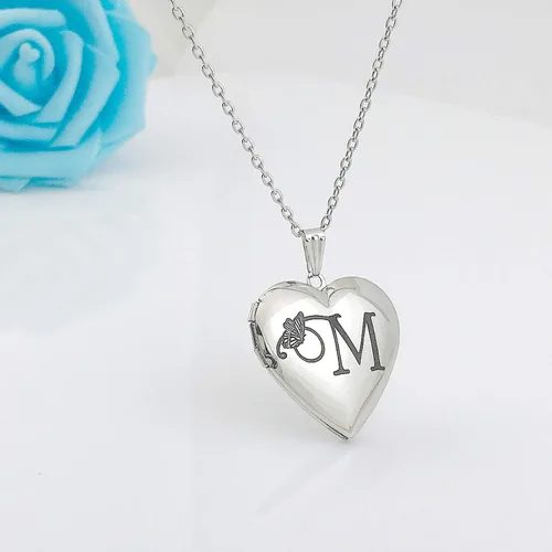 Vista 3 de MUERDOU Collar con medallón de mariposa que sostiene fotos, letra inicial del alfabeto en forma de corazón, foto con medallón de memoria, Esmalte