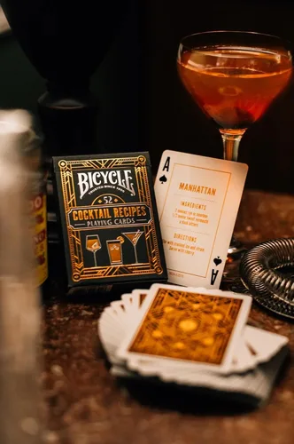Vista 2 de Bicycle Juego de cartas Bourbon & Cocktail – 2 hermosas barajas coleccionables de cartas exclusivas de mezcla bourbon mixología accesorio de regalo