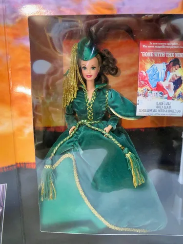 Vista 3 de Hollywood Legends Collection Barbie Doll Scarlett O'Hara con vestido de cortina verde