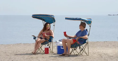 Vista 2 de Quik Shade Max Shade - Silla plegable alta y ancha para campamento con protección solar UV