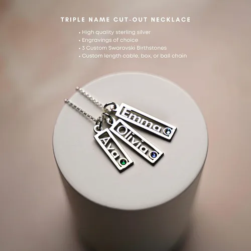 Vista 2 de Collar de plata de ley con nombre abierto triple rectangular personalizado con ajuste de piedra natal. Personaliza un dije con nombre. Cadena
