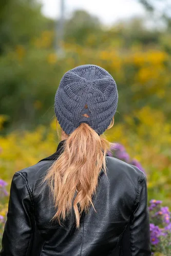 Vista 2 de Funky Junque - Gorro tejido para mujer tipo beanie con diseño cruzado en la parte posterior para poder usarlo con coleta o moño