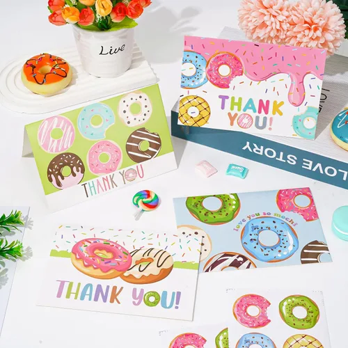 Vista 4 de AnyDesign Paquete de 36 tarjetas de agradecimiento en forma de dona con calcomanías de sellos, sobres surtidos de dibujos animados, tarjetas