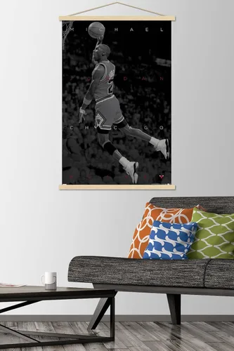 Vista 2 de Trends International Michael Jordan - Póster de pared en blanco y negro, 22.375 x 34 pulgadas, paquete de impresión prémium y colgador de madera