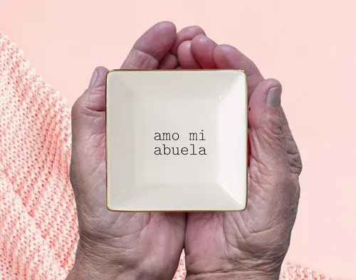 Vista 2 de Simply Charmed Amo Mi Abuela - Lindo regalo español para abuela - Soporte para platos o anillos de cerámica para joyas - Elegante bandeja